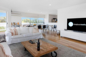 4 Bedroom House with AirCon Stroll to Beach